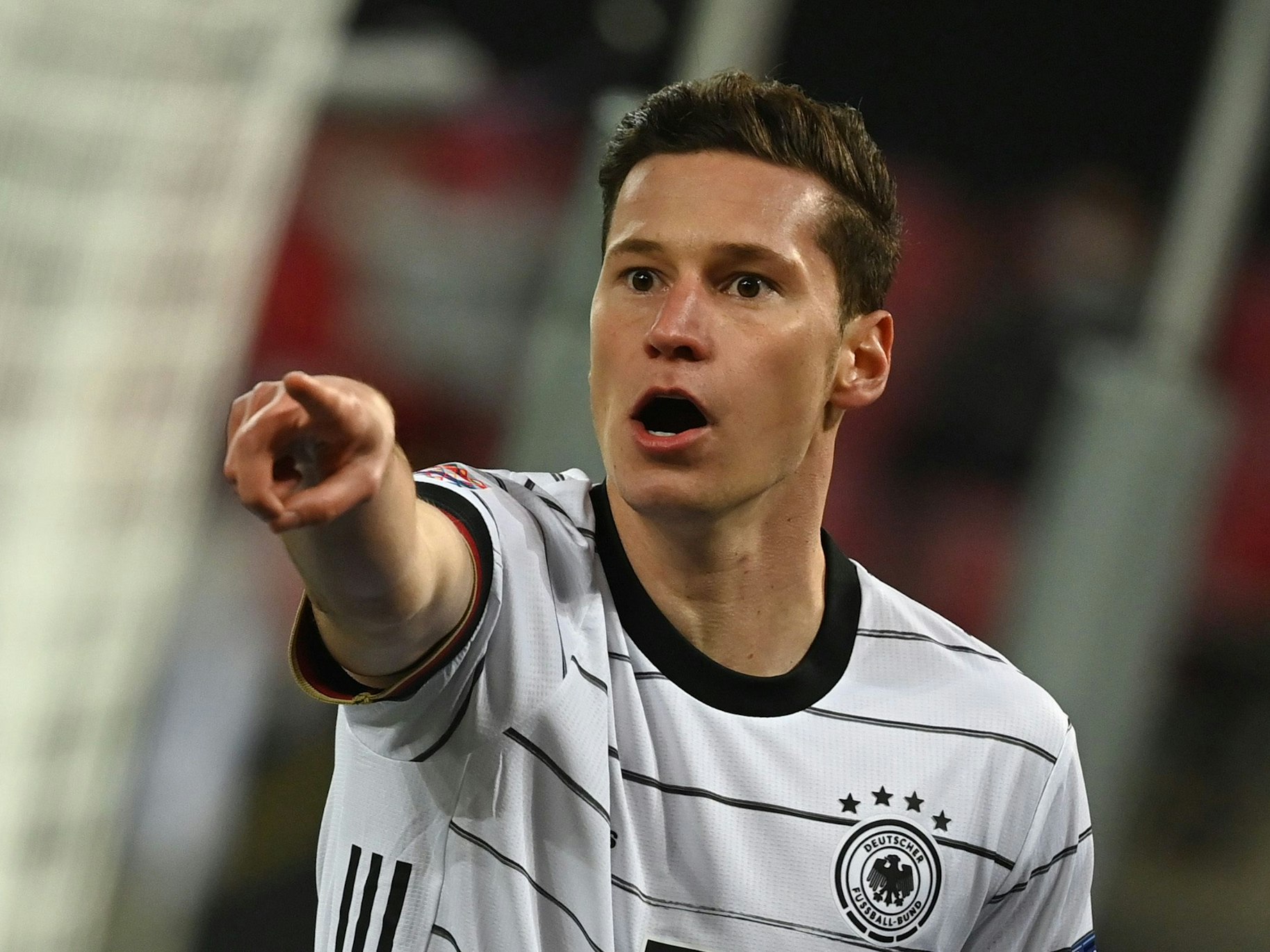 Julian Draxler fordert im DFB-Trikot einen Eckball.