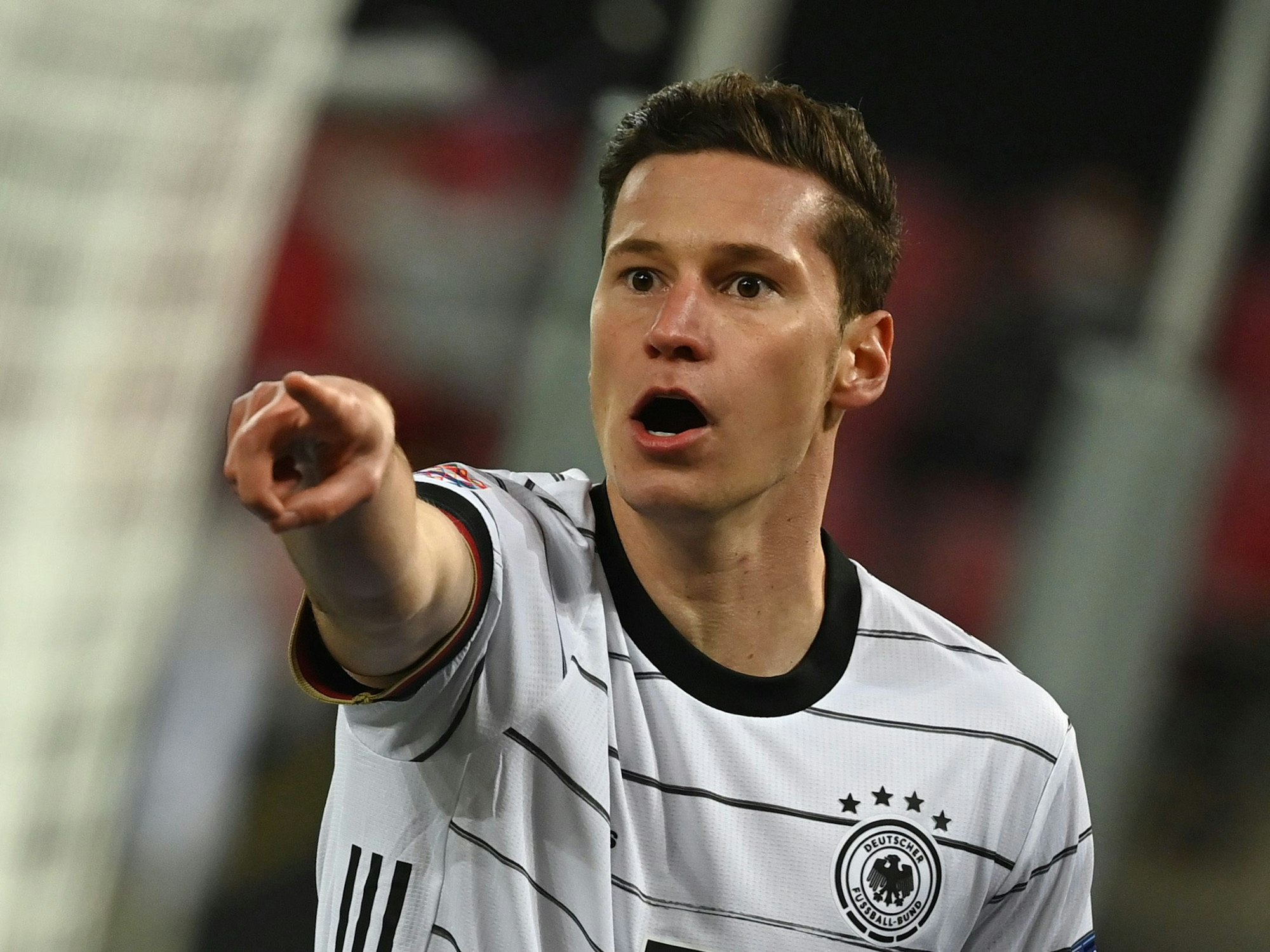 Julian Draxler fordert im DFB-Trikot einen Eckball.