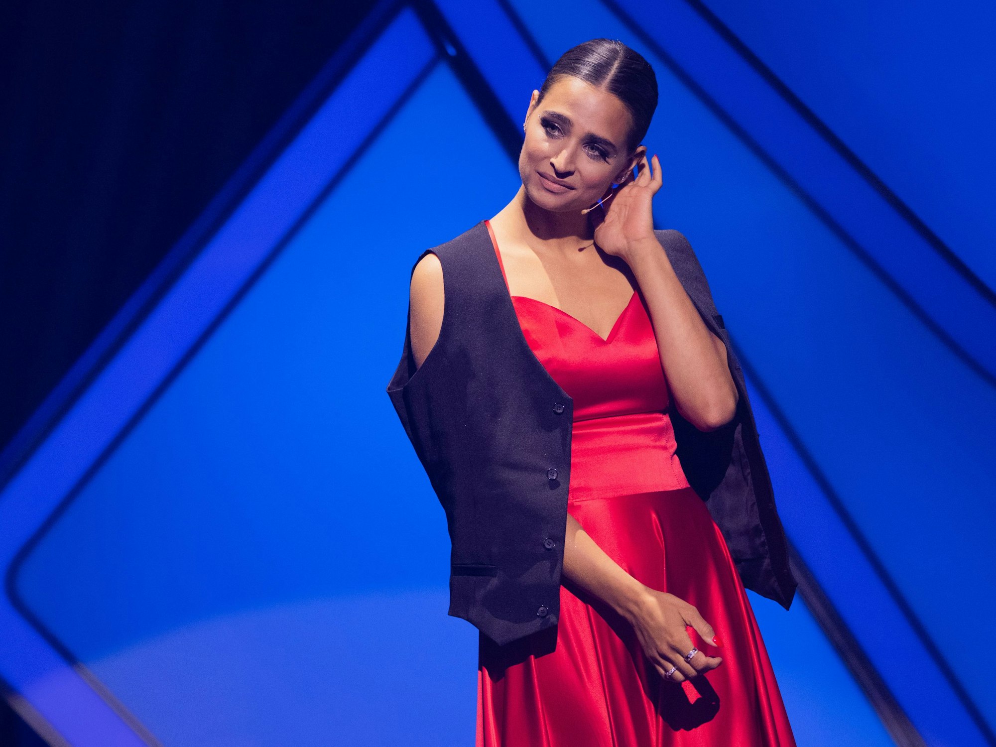 Amira Pocher, Moderatorin, steht in der RTL-Tanzshow «Let's Dance» im Coloneum.