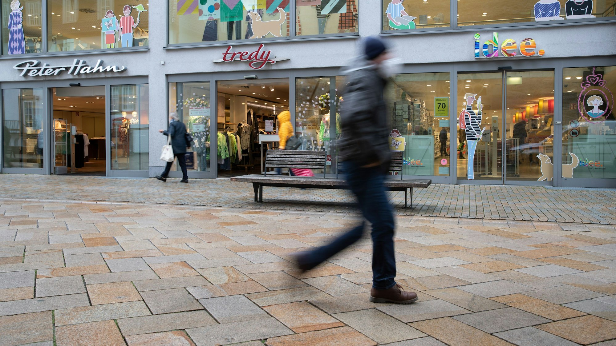 Menschen gehen im Frühjahr 2021 durch die Bielefelder Fußgängerzone: Die Modebranche in Deutschland steckt weiterhin tief in der Krise. Nun muss der nächste Händler Insolvenz anmelden.