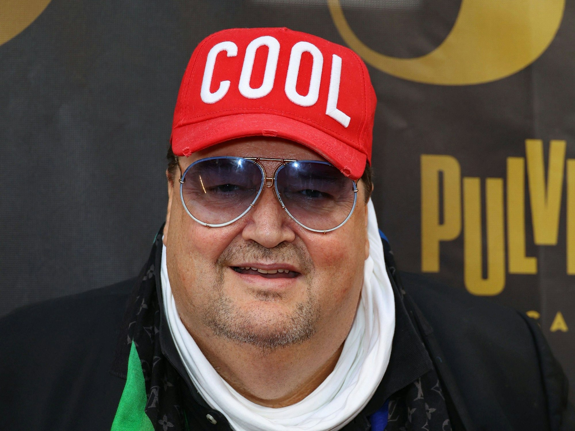 Andreas Ellermann trägt eine rote Kappe und seine Sonnenbrille.