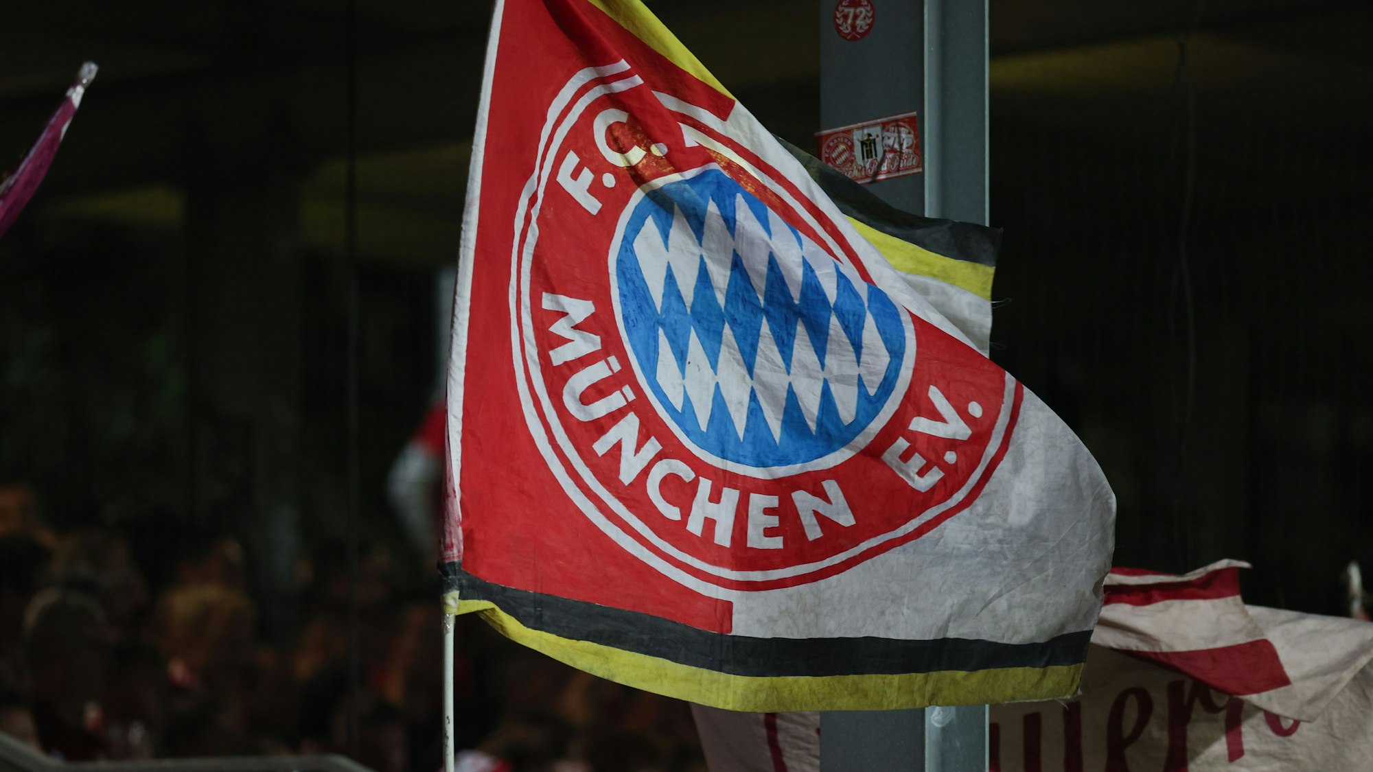 Sans von Bayern München schwenken eine Fahne