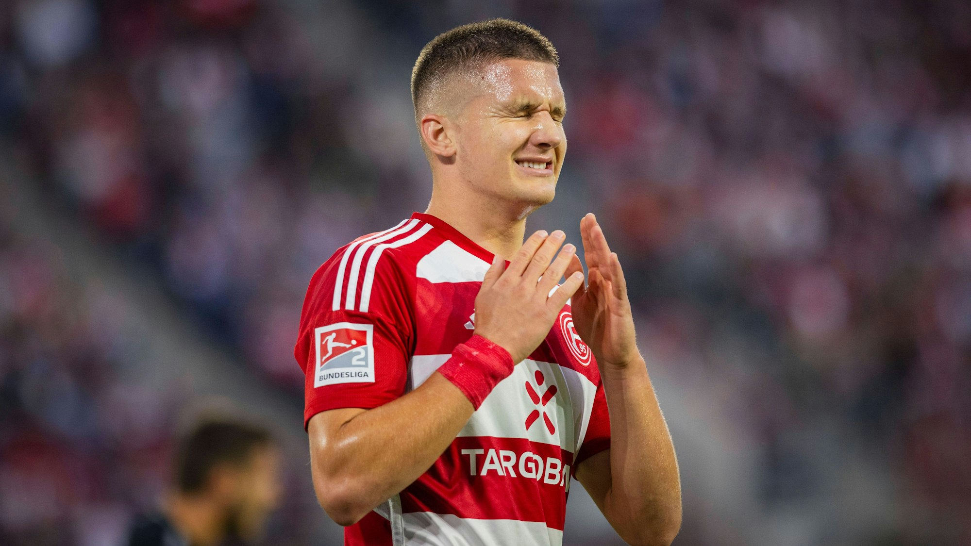 Fortuna Düsseldorfs Christos Tzolis ärgert sich im Spiel gegen den VfL Osnabrück über eine vergebene Chance.