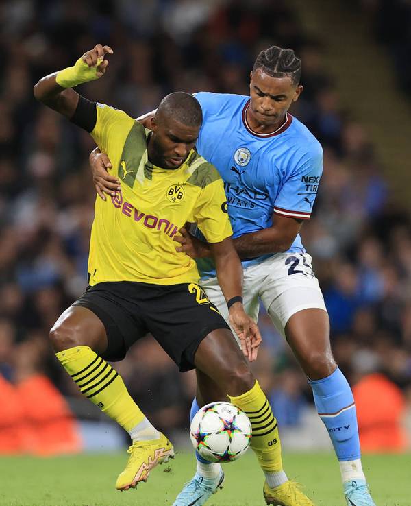 Manuel Akanji im Zweikampf mit Anthony Modeste.