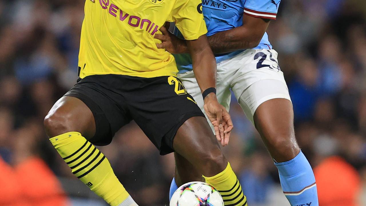 Manuel Akanji im Zweikampf mit Anthony Modeste.