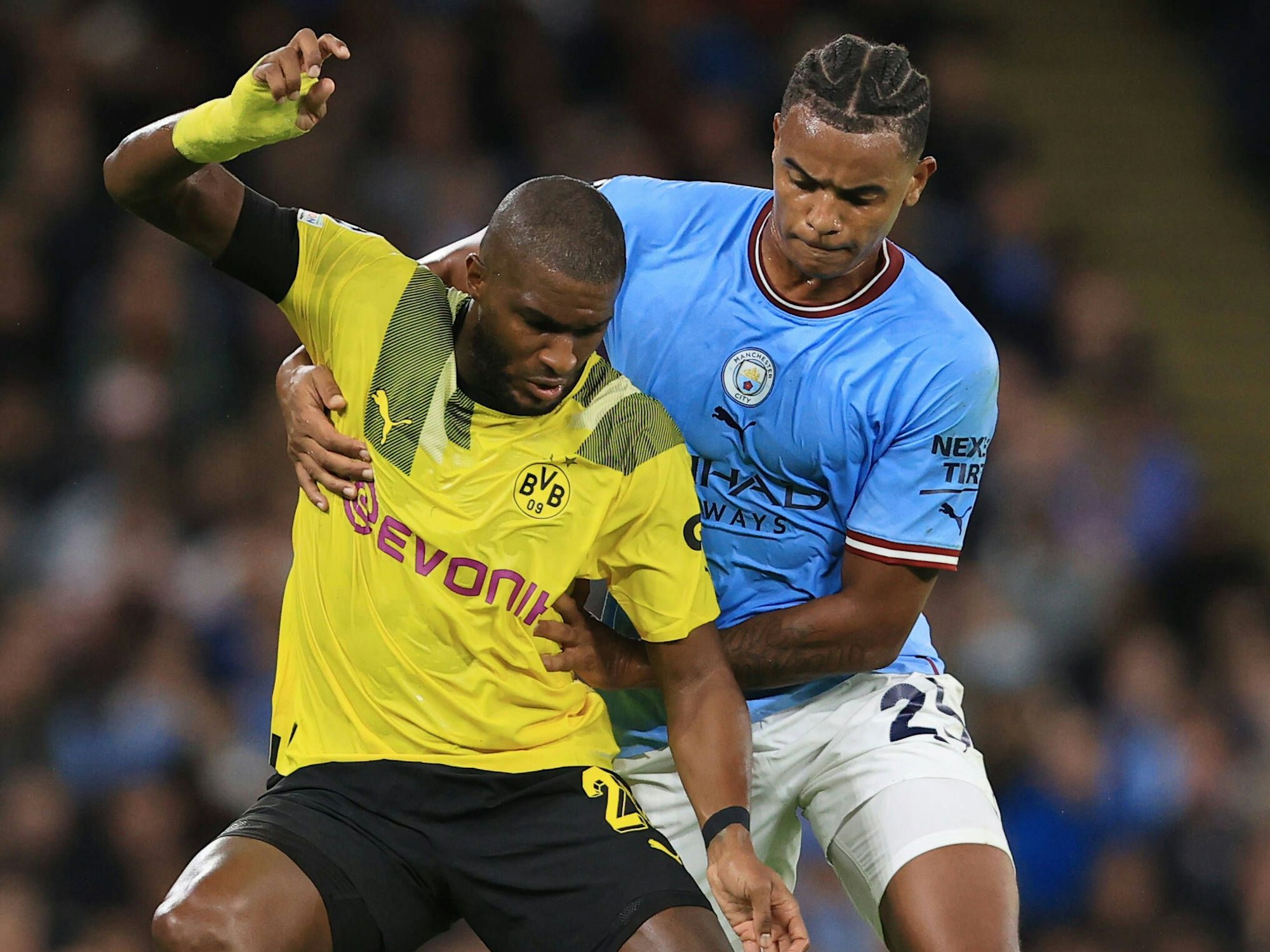 Manuel Akanji im Zweikampf mit Anthony Modeste.