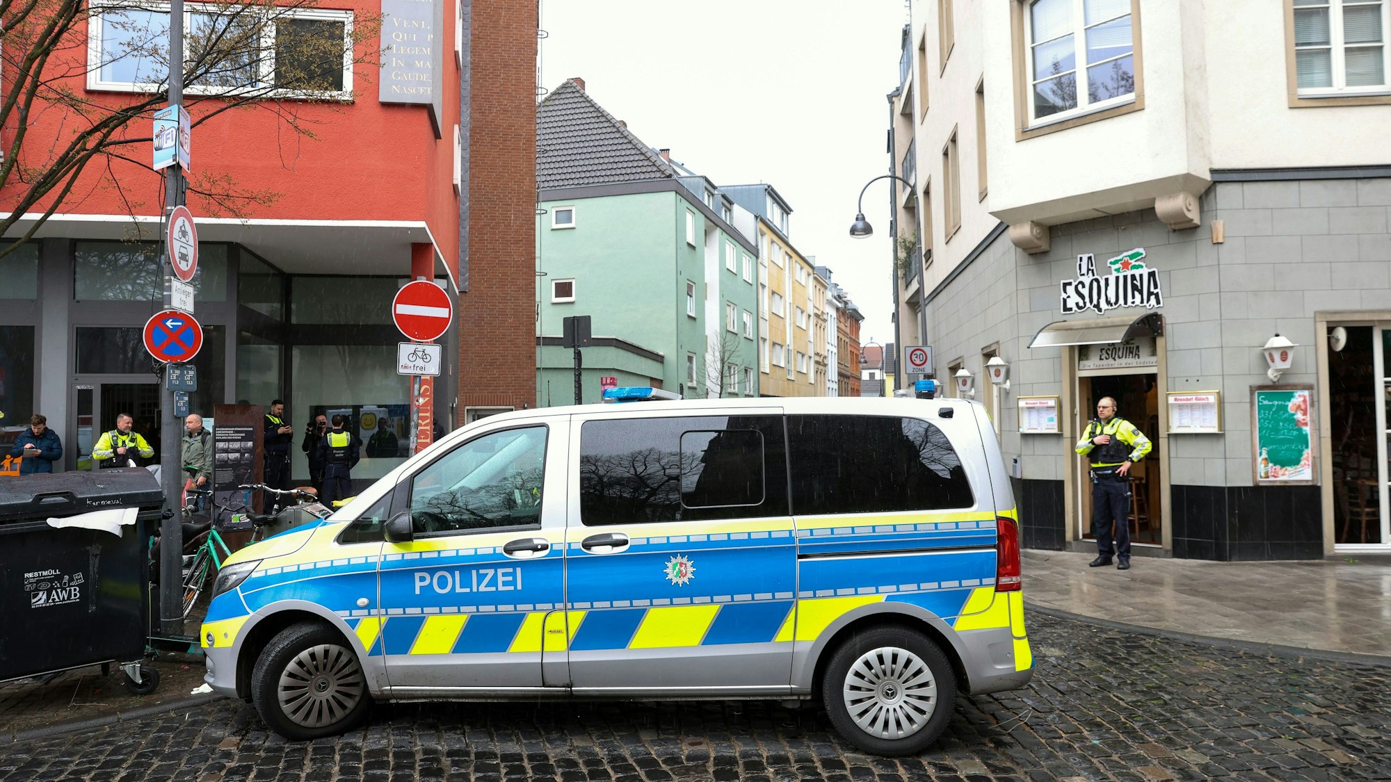 Die Polizei bei einem Einsatz in Köln