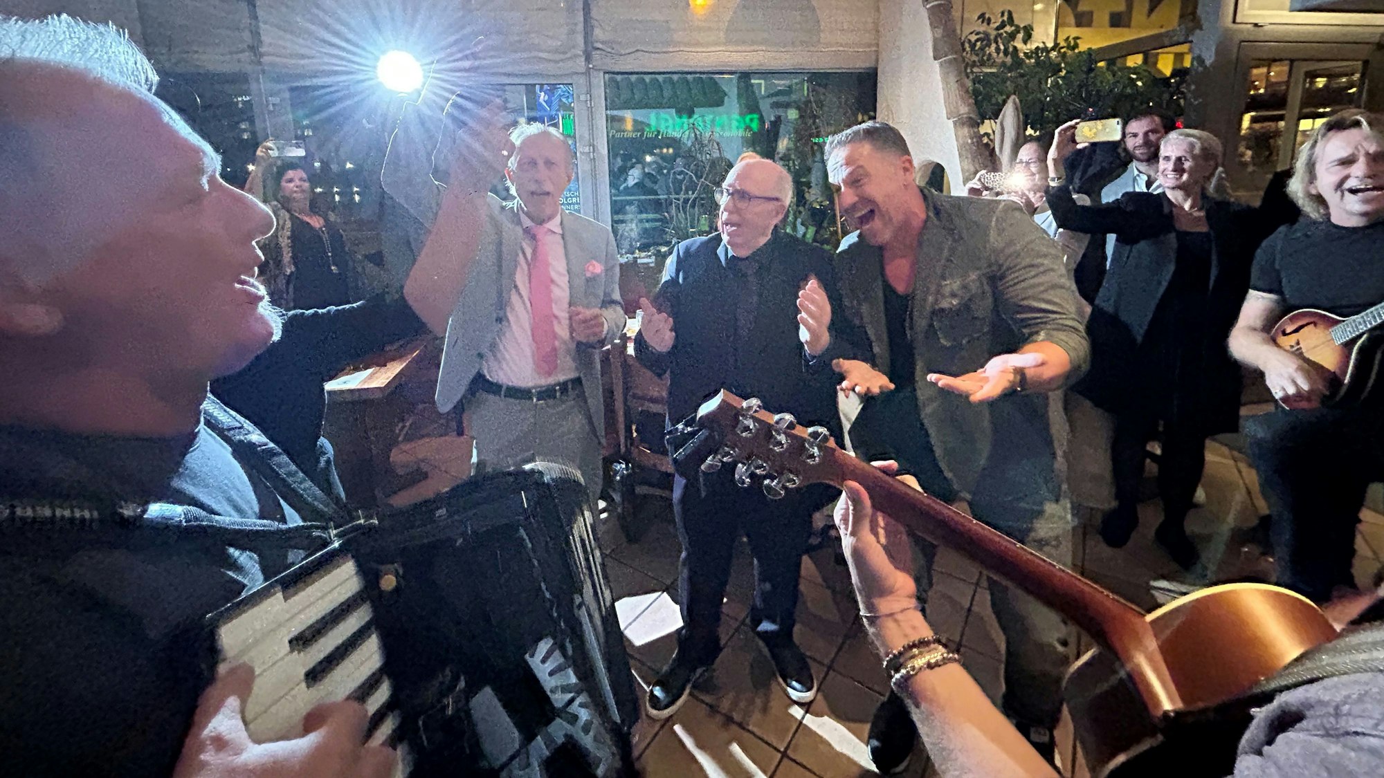 Die Höhner spielen für Christoph Daum.