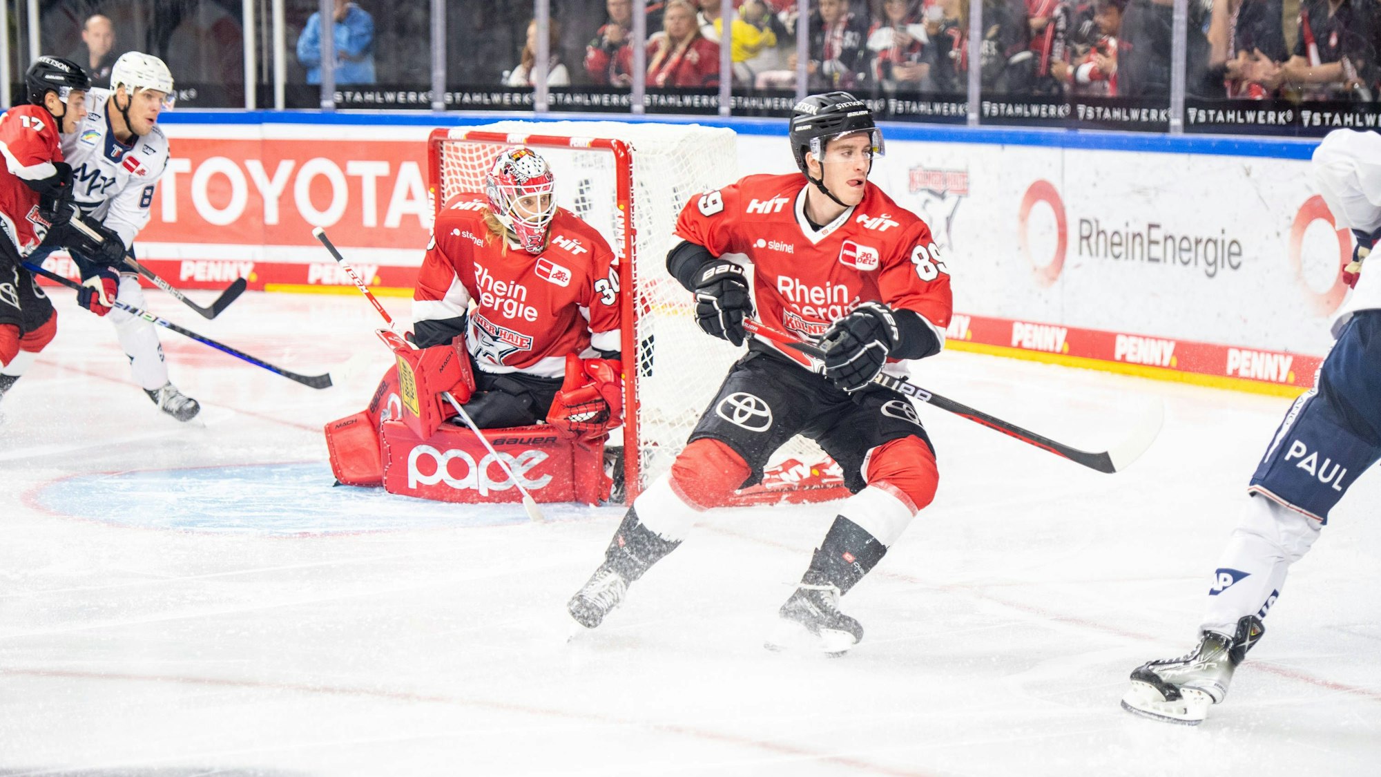 Spielszene aus der DEL-Partie zwischen den Kölner Haien und Adler Mannheim.