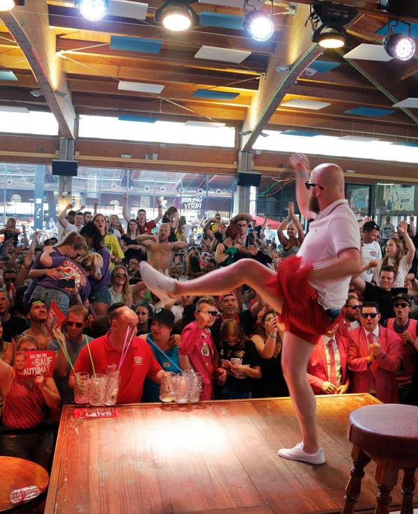 Feiernde sehen sich eine Show im Bierkönig in El Arenal auf Mallorca an.