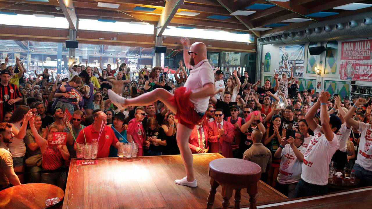 Feiernde sehen sich eine Show im Bierkönig in El Arenal auf Mallorca an.