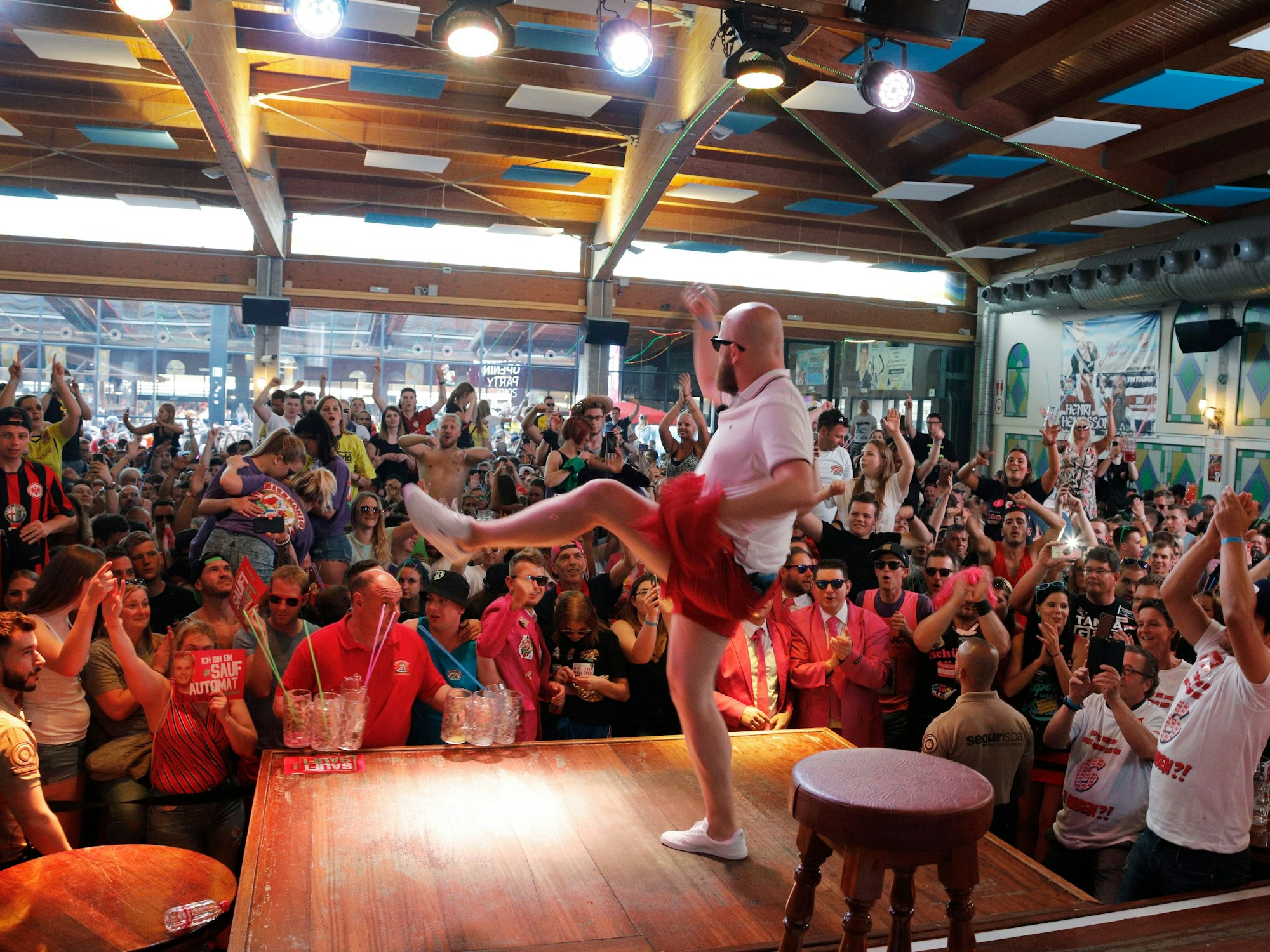Feiernde sehen sich eine Show im Bierkönig in El Arenal auf Mallorca an.