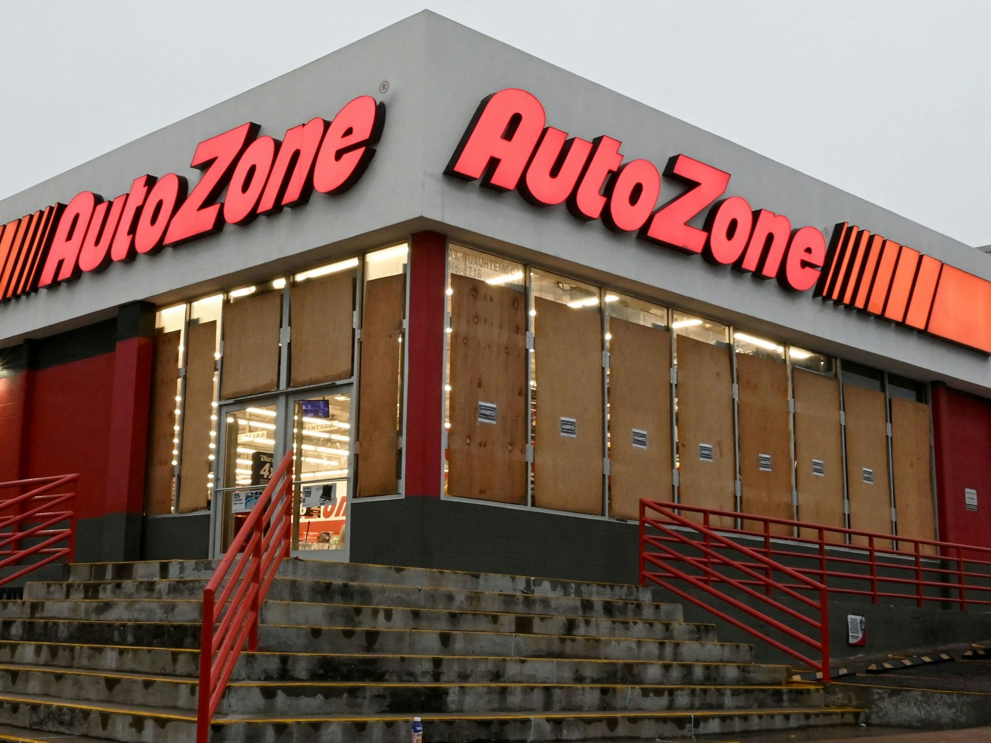 Ein Geschäft wird für die Ankunft des Hurrikans „Otis“ in Acapulco geschützt. Der Hurrikan der Kategorie 3 mit Windgeschwindigkeiten von über 200 km/h bedroht die Stadt an der Westküste Mexikos.