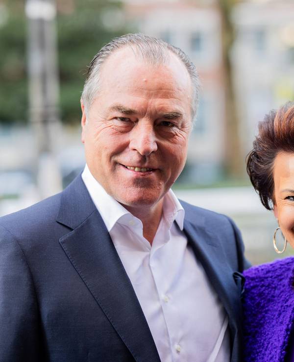 Clemens Tönnies und seine Frau Margit kommen zum Roten Teppich.