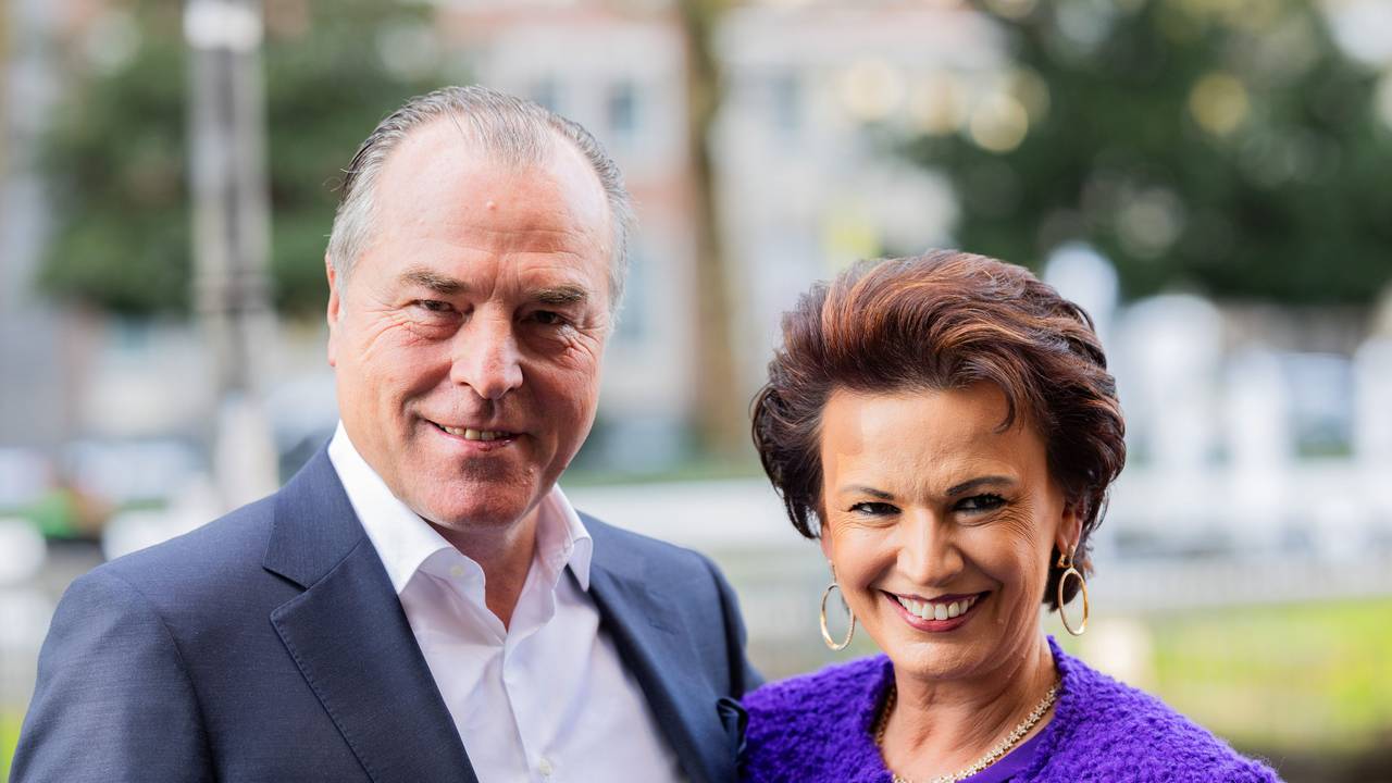 Clemens Tönnies und seine Frau Margit kommen zum Roten Teppich.