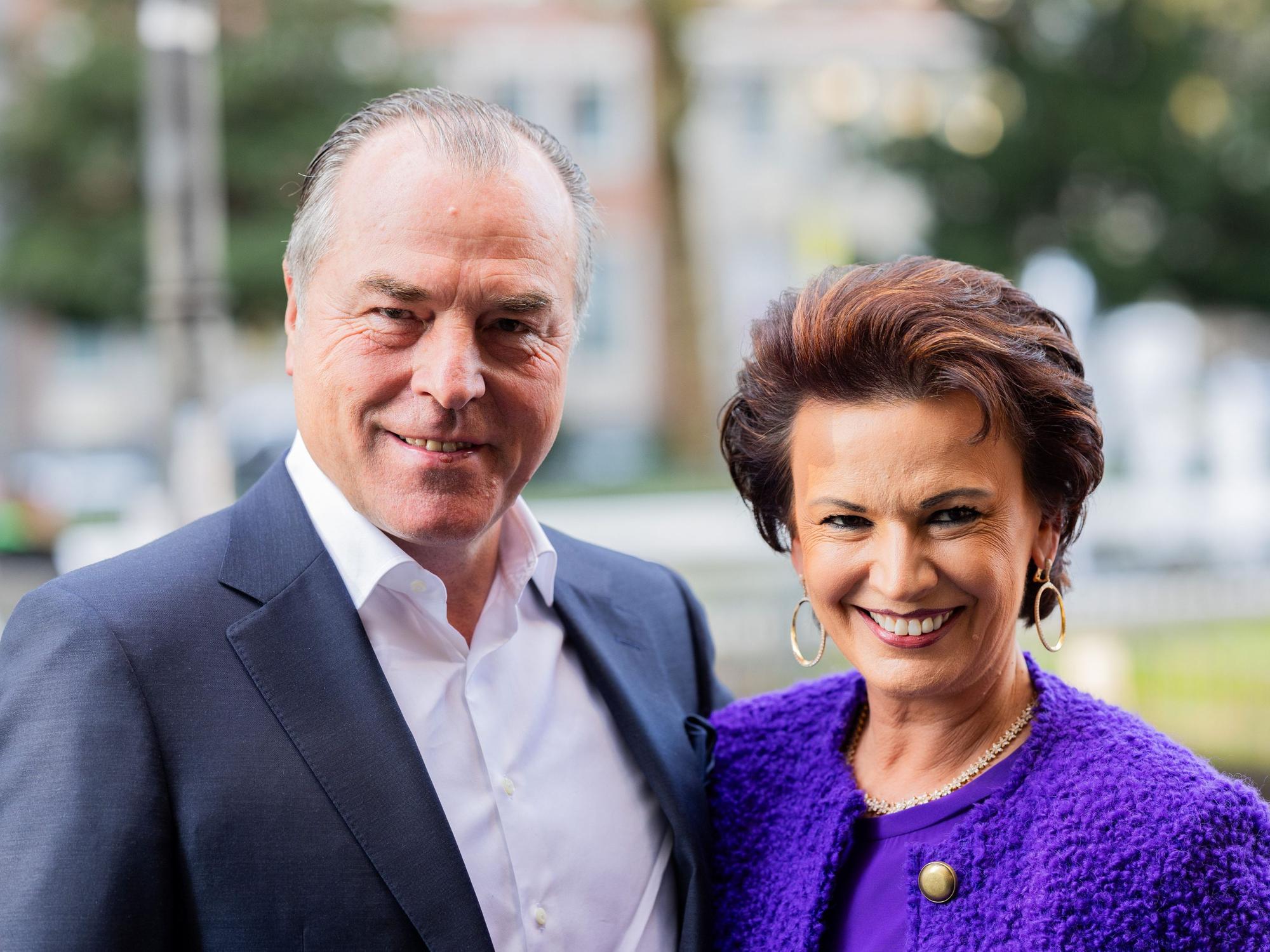Clemens Tönnies und seine Frau Margit kommen zum Roten Teppich.
