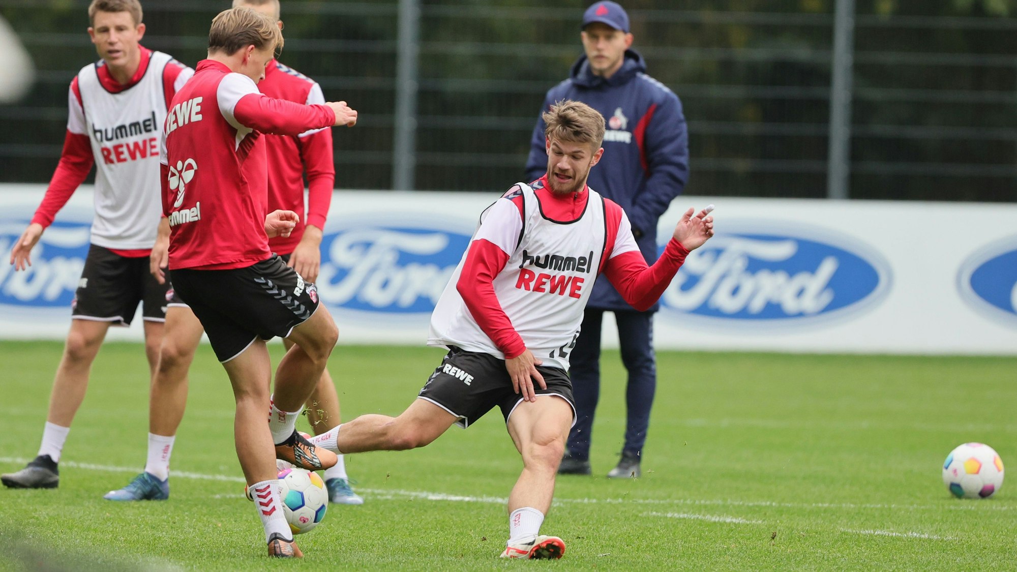 Jan Thielmann im Training des 1. FC Köln beim Kampf um den Ball.