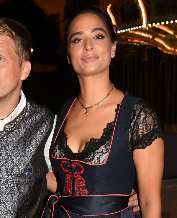 Der Comedian Oliver Pocher und seine Frau Amira feiern beim Almauftrieb" vor dem Käfer-Zelt auf dem Oktoberfest.