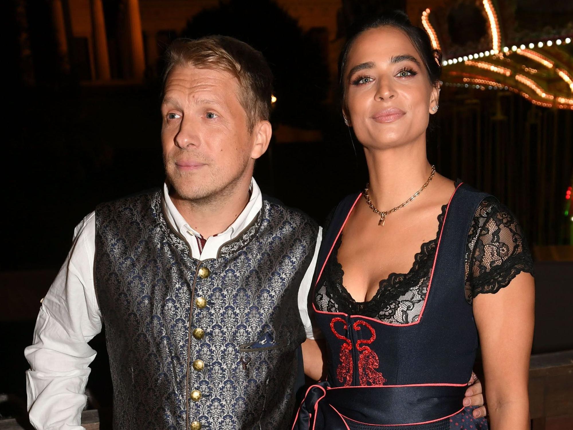 Der Comedian Oliver Pocher und seine Frau Amira feiern beim Almauftrieb vor dem Käfer-Zelt auf dem Oktoberfest.