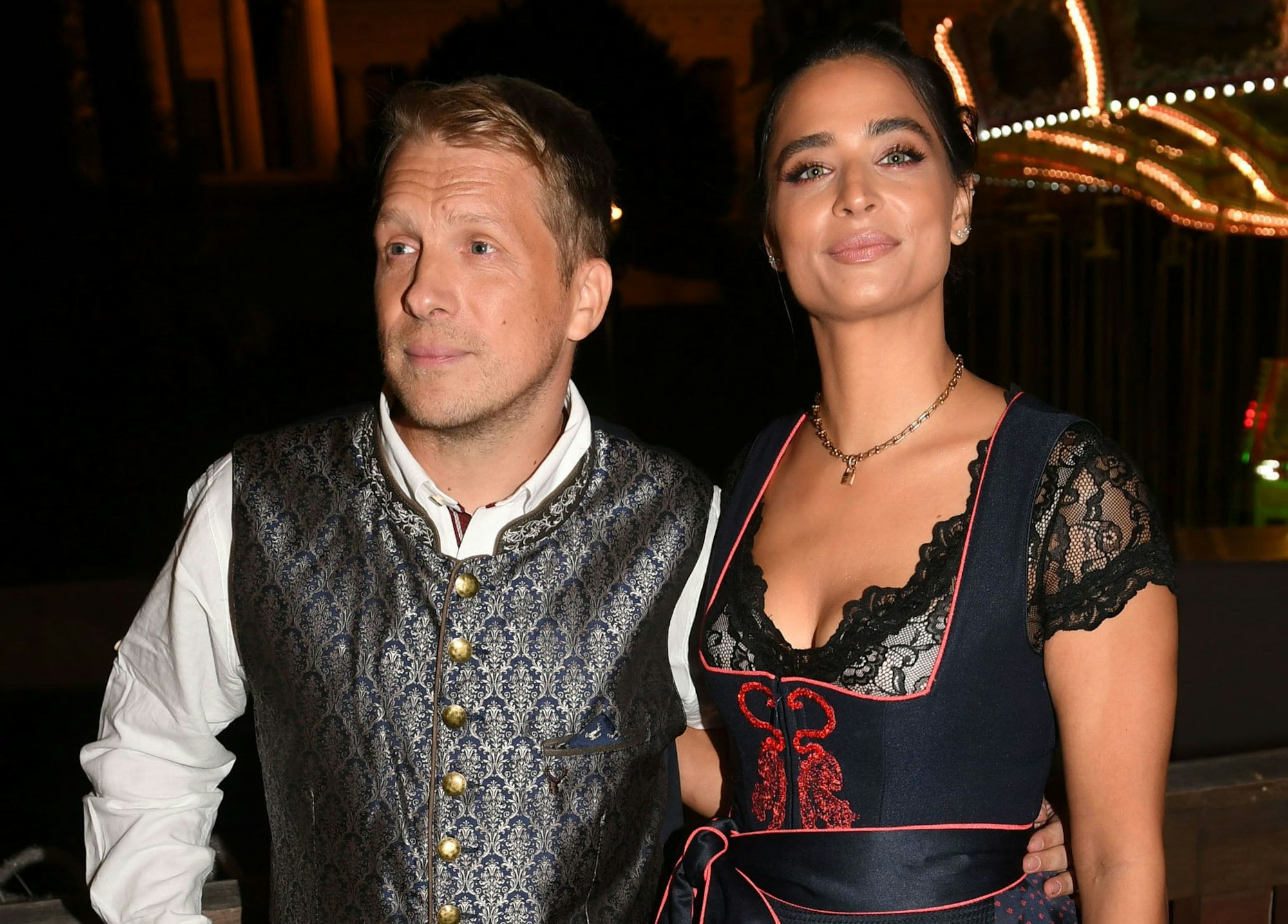 Der Comedian Oliver Pocher und seine Frau Amira feiern beim Almauftrieb" vor dem Käfer-Zelt auf dem Oktoberfest.