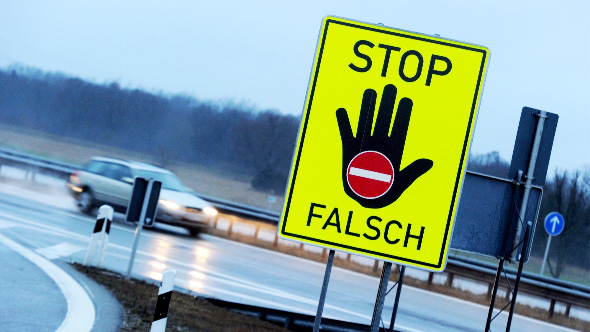 Ein Schild warnt vor einem Falschfahrer.