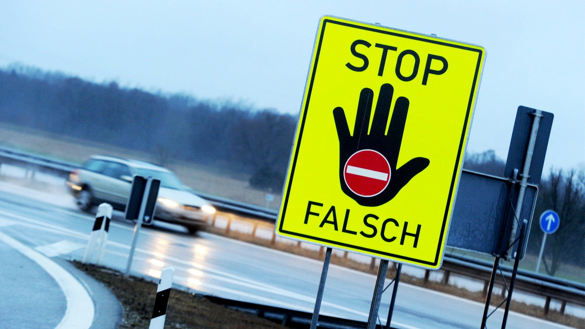 Ein Schild warnt vor einem Geisterfahrer.