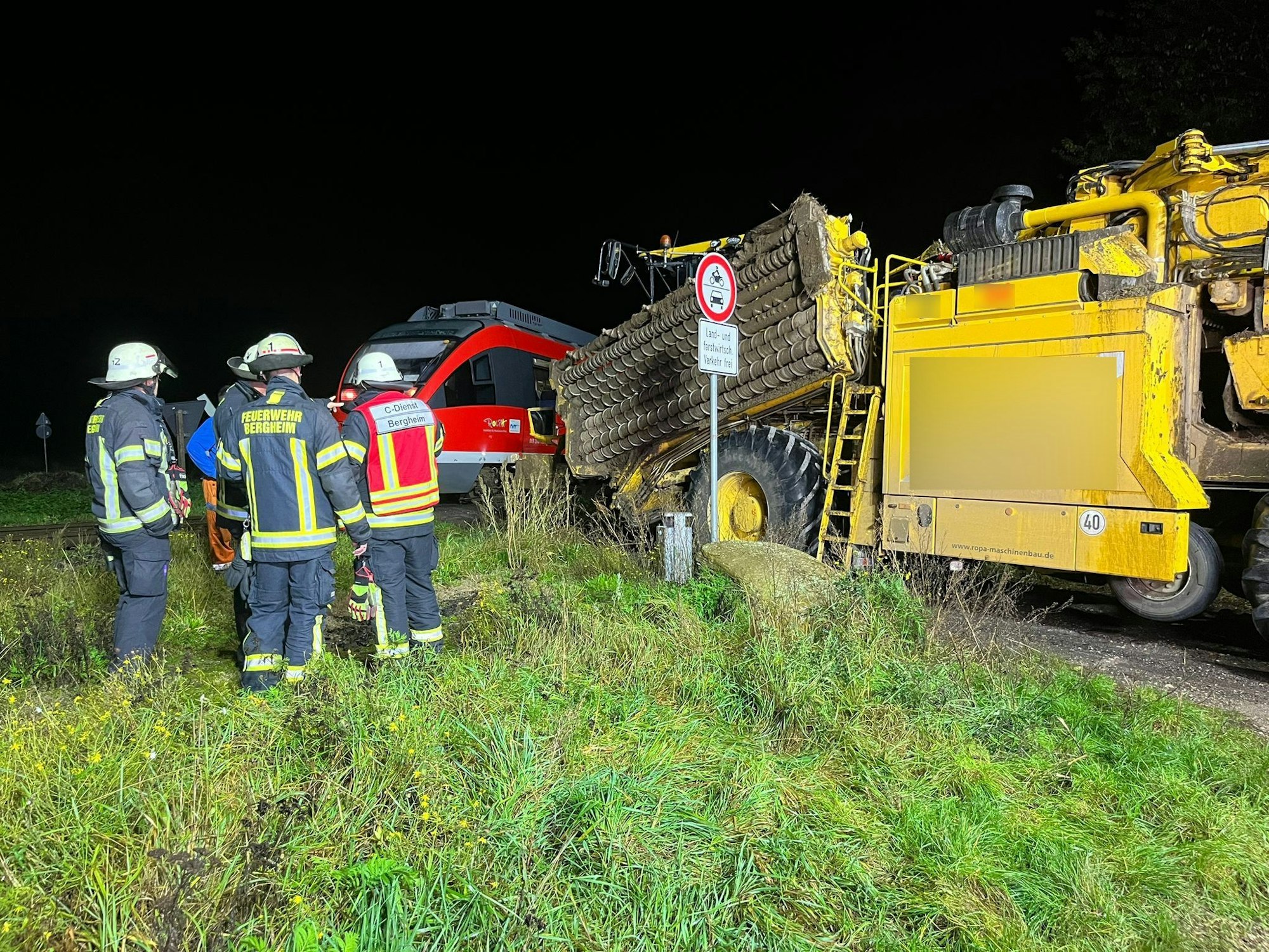 Blick auf die Unfallstelle an einem unbeschrankten Bahnübergang in Bergheim (Rhein-Erft-Kreis), wo eine Regionalbahn gegen eine Erntemaschine geprallt ist.