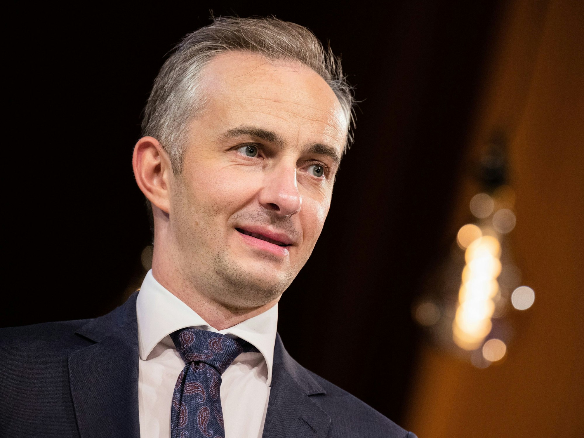 Der Satiriker und Preisträger Jan Böhmermann (ZDF Magazin Royal) steht vor der Verleihung des Hanns-Joachim-Friedrichs-Preis 2021 auf der Bühne im Funkhaus.