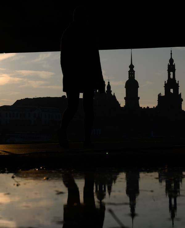 Fahrradfahrende und Fußgänger sind am Nachmittag in Dresden auf dem Elberadweg unterhalb der Carolabrücke gegenüber der historischen Altstadtkulisse unterwegs.