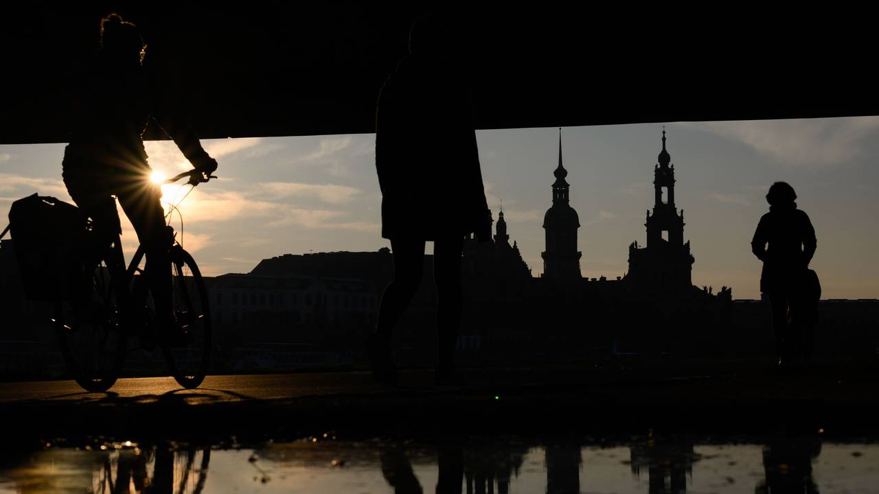 Fahrradfahrende und Fußgänger sind am Nachmittag in Dresden auf dem Elberadweg unterhalb der Carolabrücke gegenüber der historischen Altstadtkulisse unterwegs.