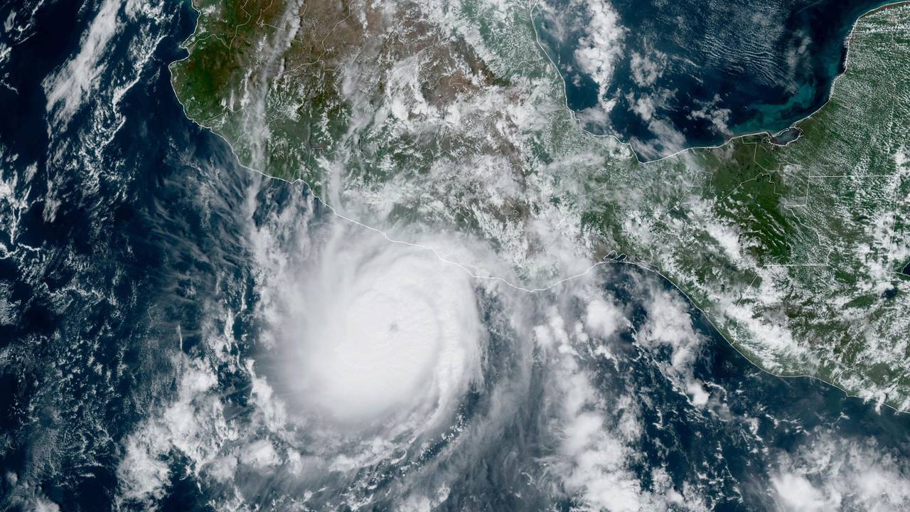 Dieses von der NOAA zur Verfügung gestellte Satellitenbild zeigt den Hurrikan Otis, der sich der mexikanischen Pazifikküste nahe Acapulco nähert.