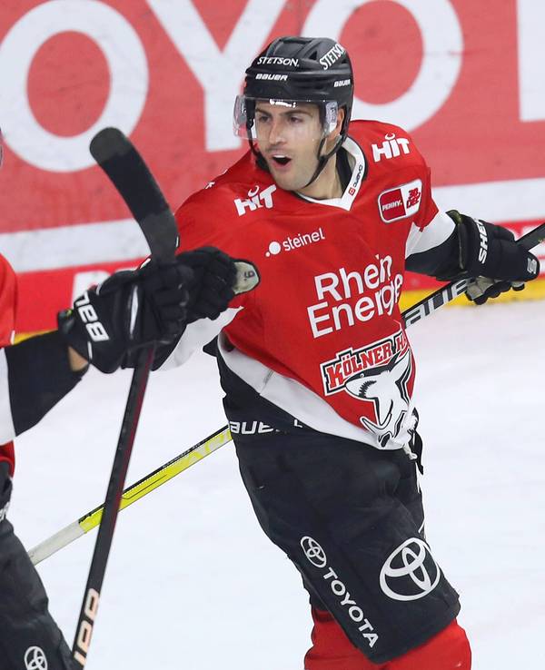 Maximilian Kammerer (Kölner Haie) bejubelt sein Tor gegen die Schwenninger Wild Wings in der Lanxess-Arena.