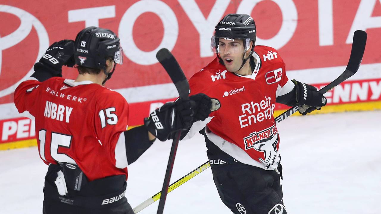 Maximilian Kammerer (Kölner Haie) bejubelt sein Tor gegen die Schwenninger Wild Wings in der Lanxess-Arena.