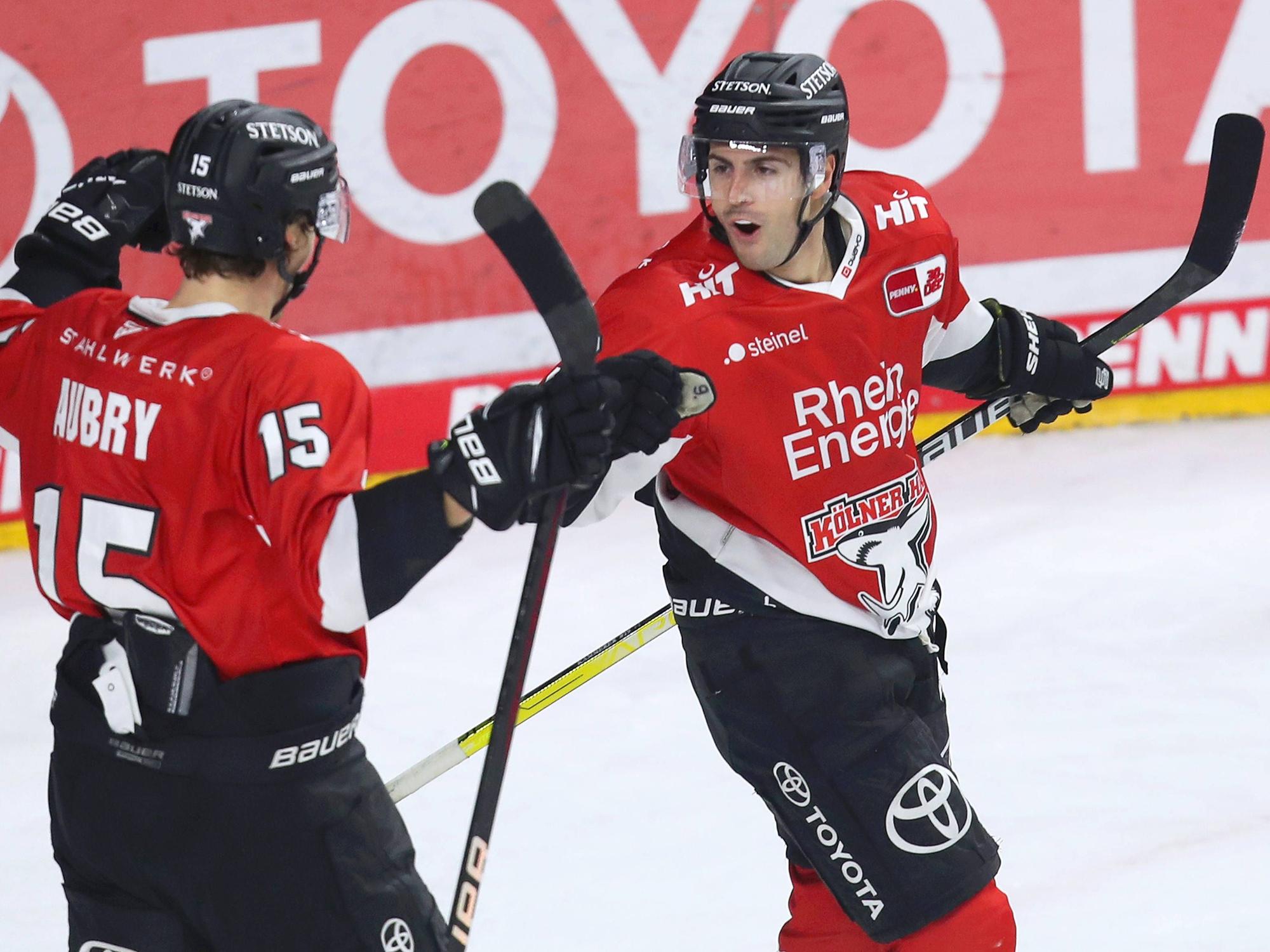 Maximilian Kammerer (Kölner Haie) bejubelt sein Tor gegen die Schwenninger Wild Wings in der Lanxess-Arena.