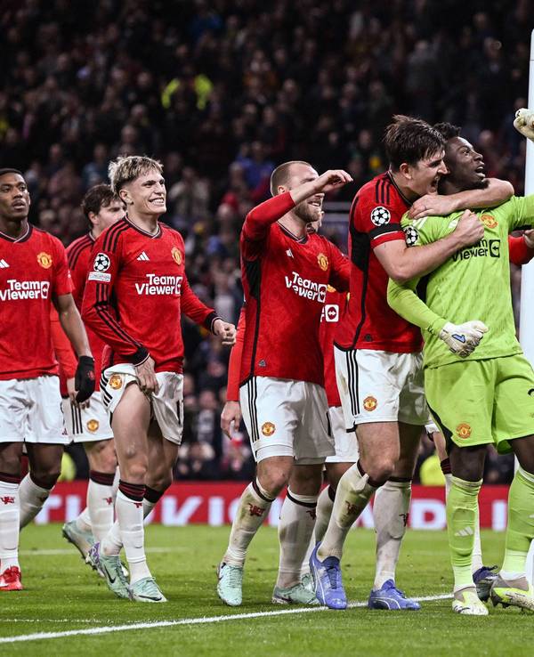 Die Spieler von Manchester United, darunter auch Alejandro Garnacho, feiern Torhüter André Onana.