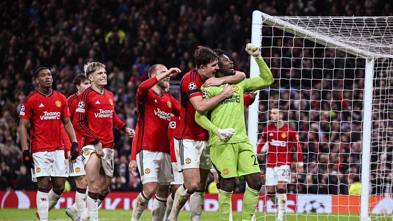 Die Spieler von Manchester United, darunter auch Alejandro Garnacho, feiern Torhüter André Onana.