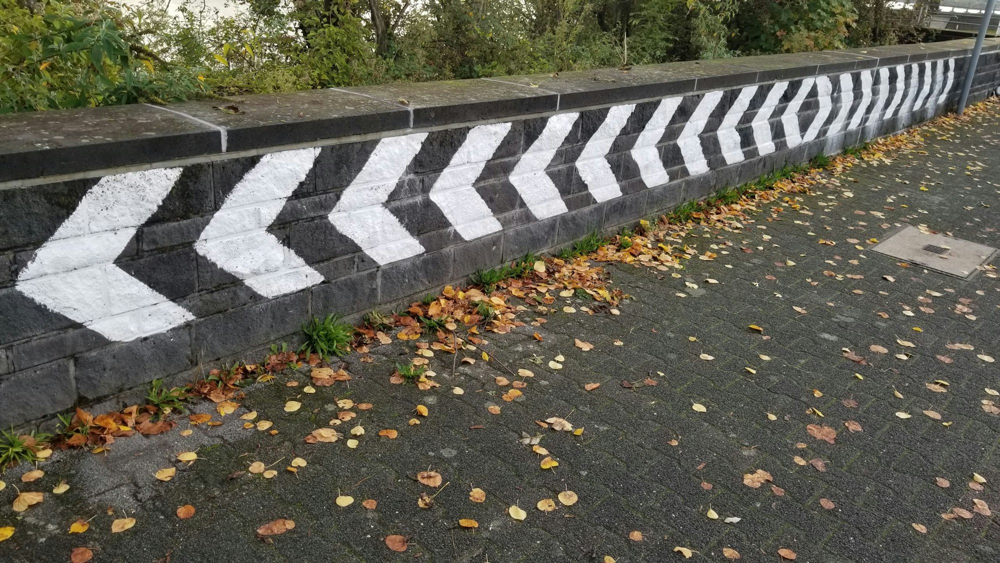 Weiße Streifen an der Wand sollen die gefährliche Mauer sichtbarer machen.