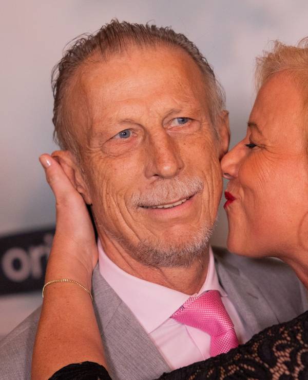 Christoph Daum und seine Frau Angelica Camm-Daum stehen auf dem Roten Teppich.