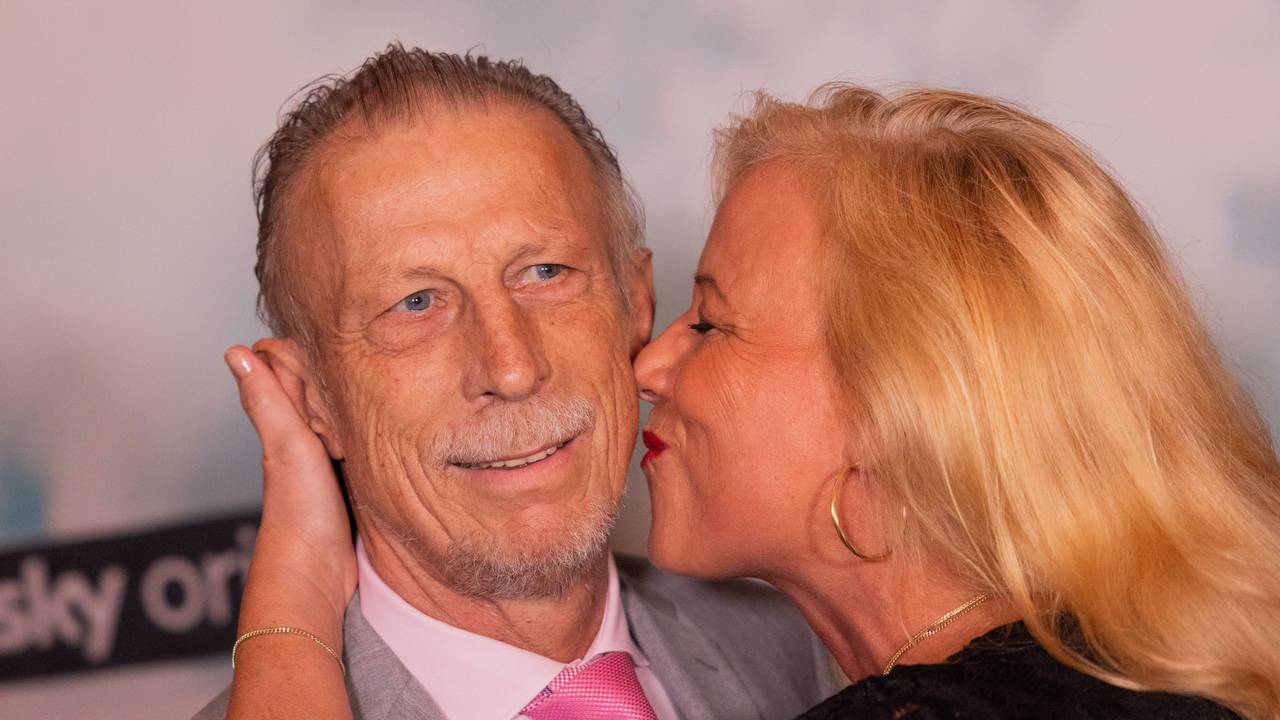Christoph Daum und seine Frau Angelica Camm-Daum stehen auf dem Roten Teppich.