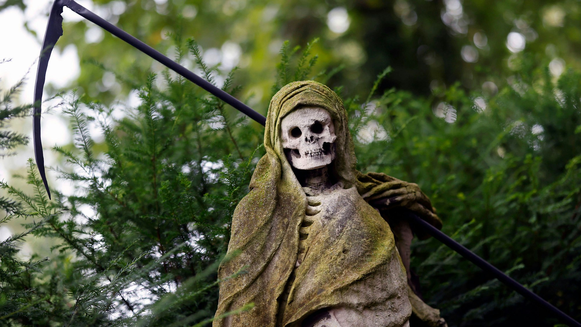 Die Statue des Sensemann auf dem Melaten-Friedhof.