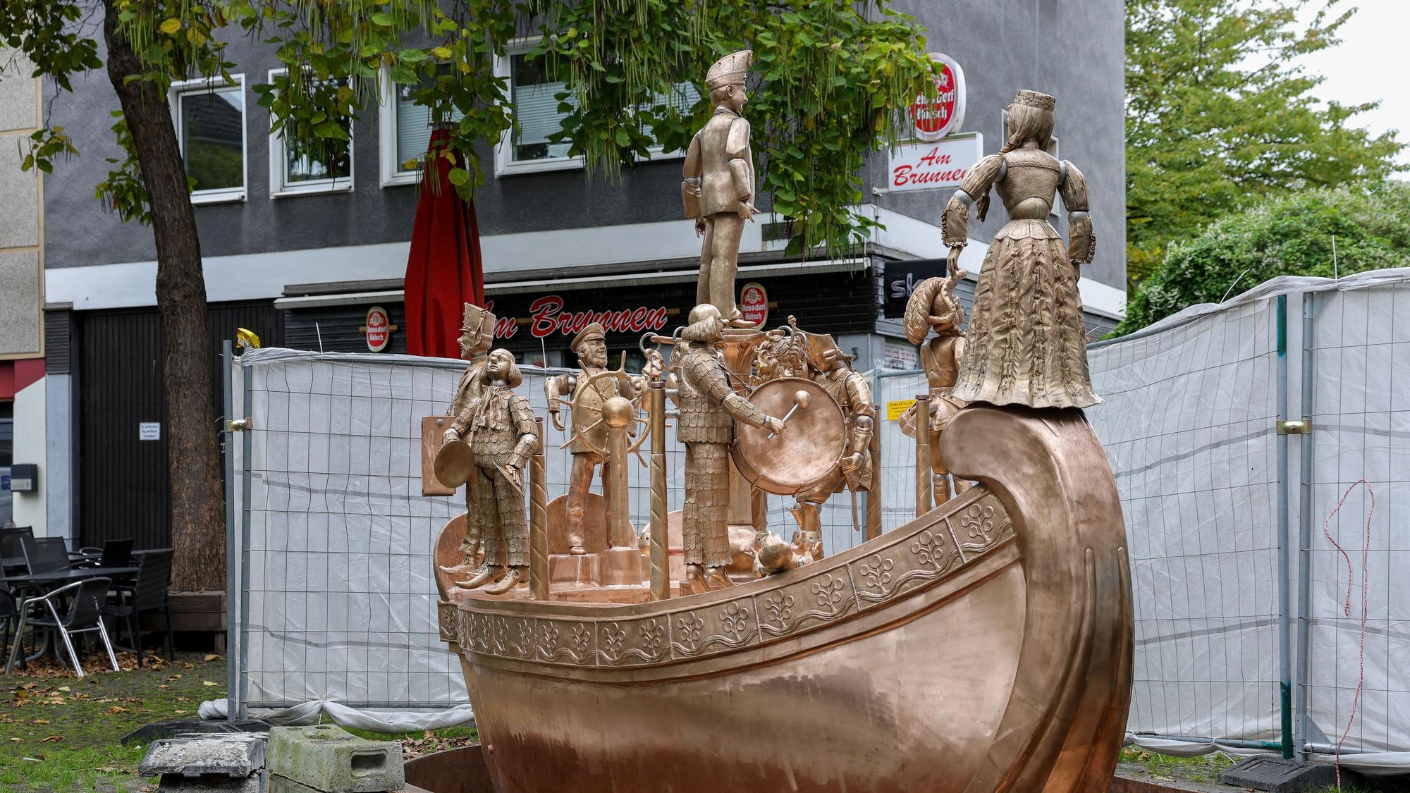 Der Karl-Berbuer-Brunnen steht nach seiner Restaurierung strahlend an seinem Platz, im Hintergrund ist noch die Baustellen-Abgrenzung zu sehen.