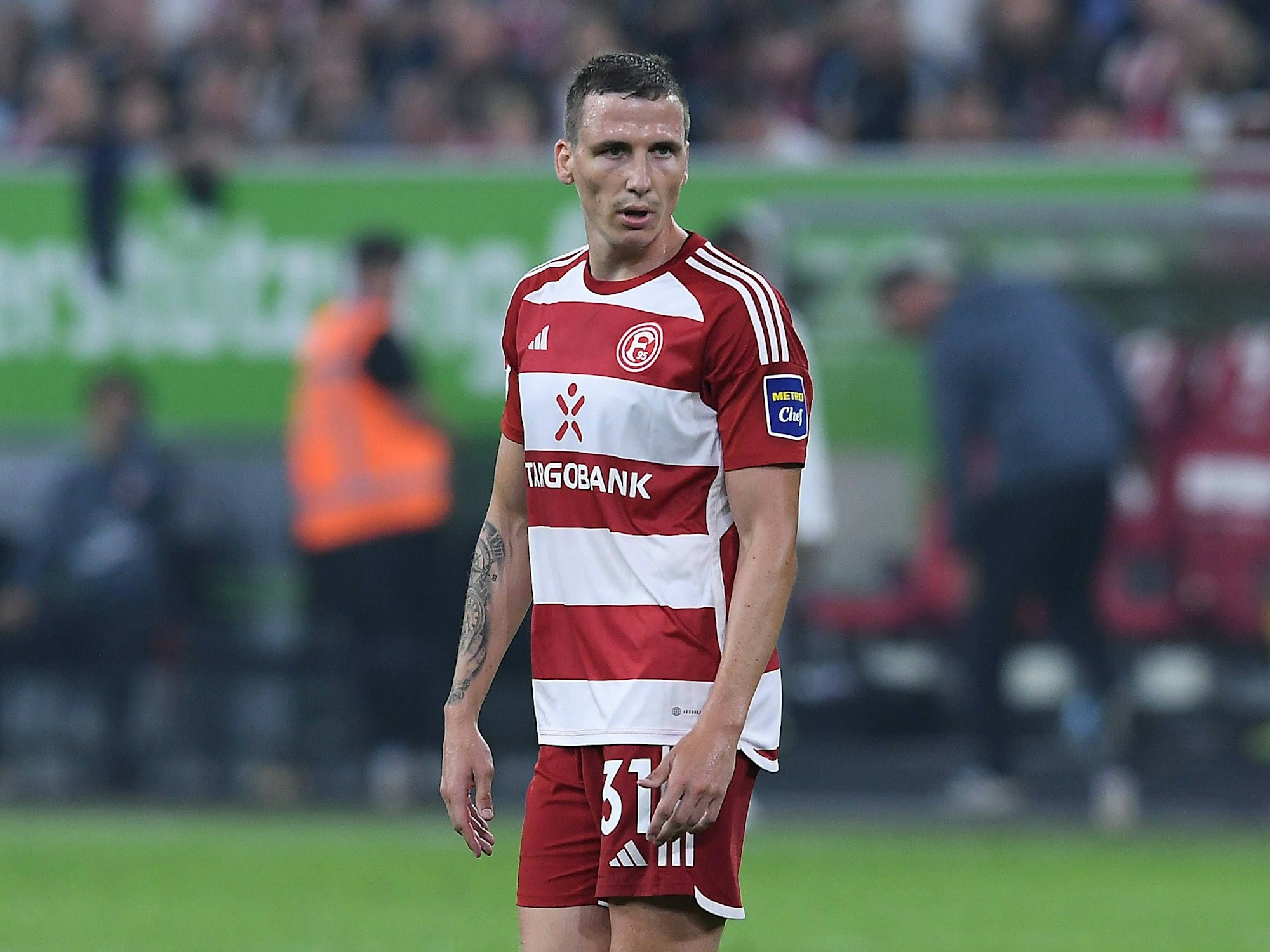 Fortuna Düsseldorfs Marcel Sobottka steht im Spiel gegen Hertha BSC auf dem Platz.