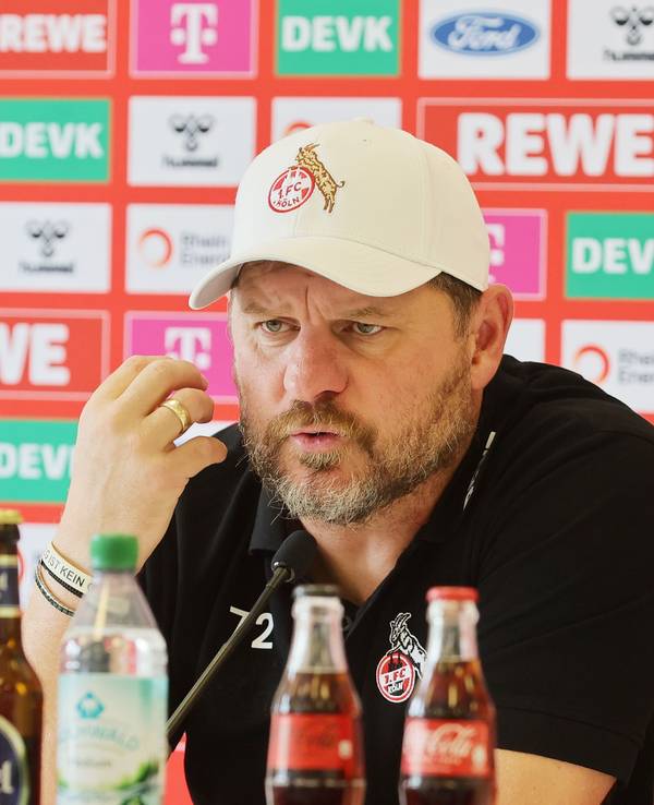Steffen Baumgart spricht ins Mikrofon.