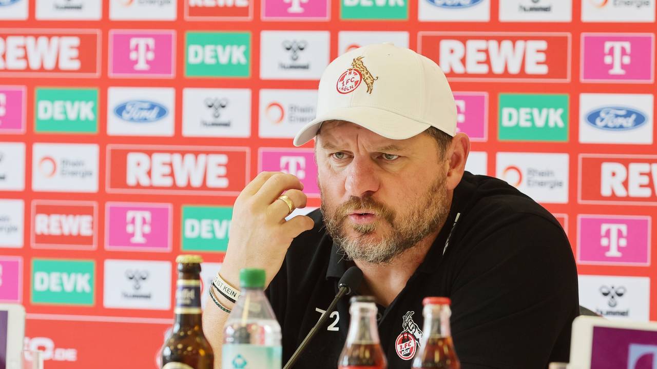 Steffen Baumgart spricht ins Mikrofon.
