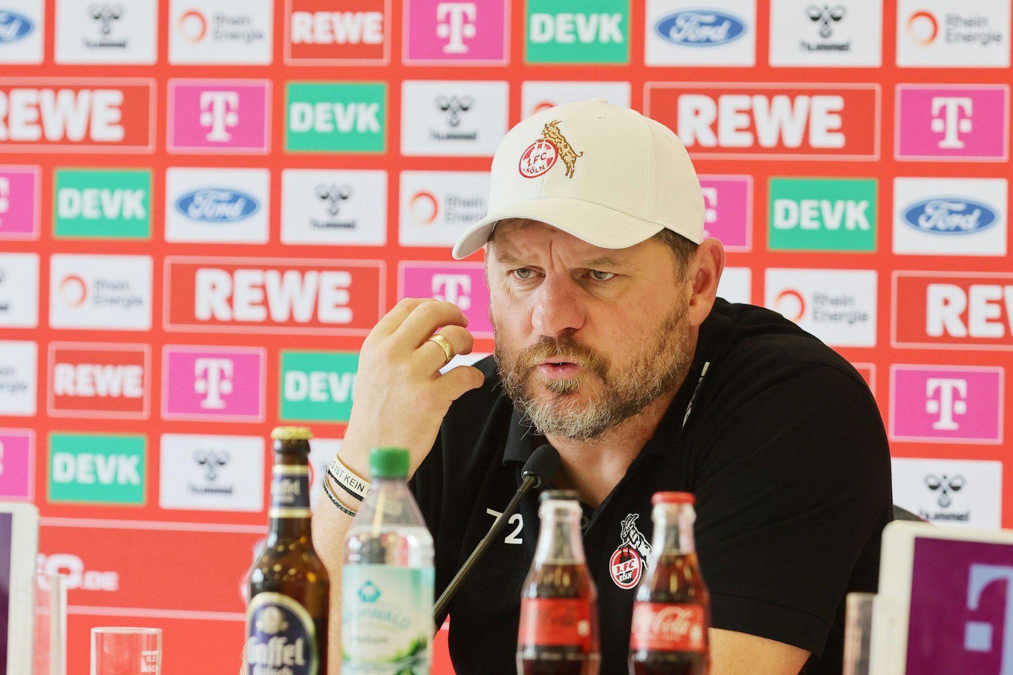 Steffen Baumgart spricht ins Mikrofon.
