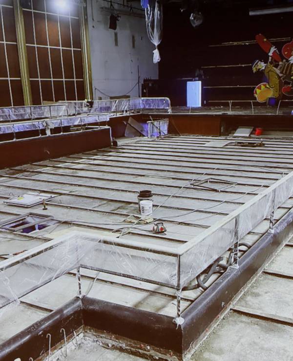 Die Renovierungsarbeiten im großen Sartory-Saal.