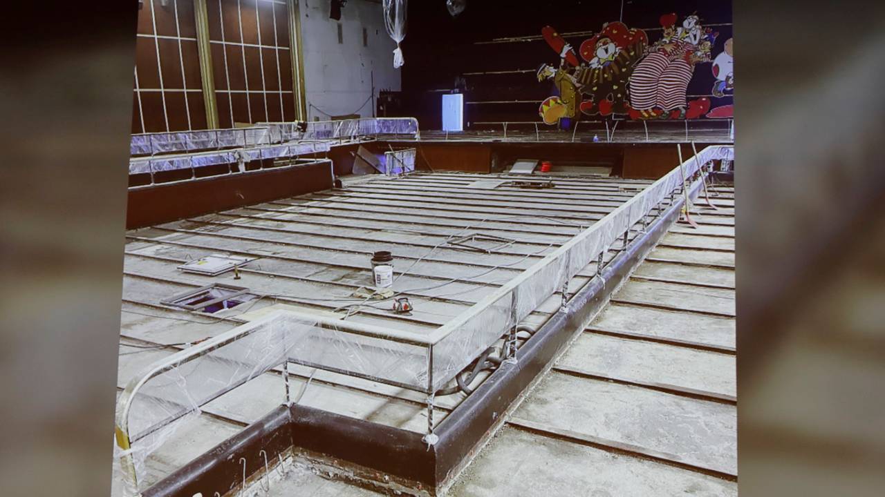 Die Renovierungsarbeiten im großen Sartory-Saal.