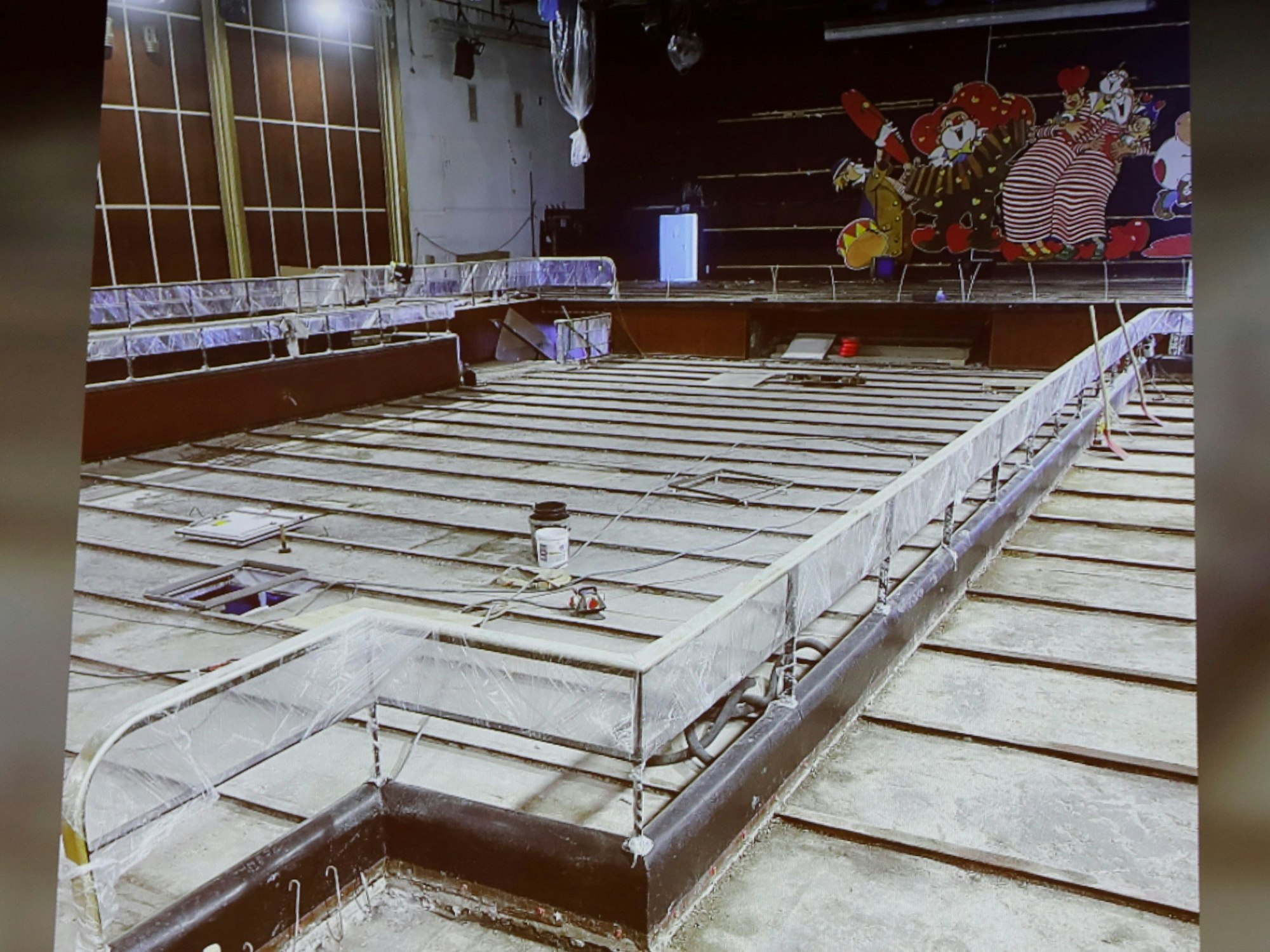 Die Renovierungsarbeiten im großen Sartory-Saal.