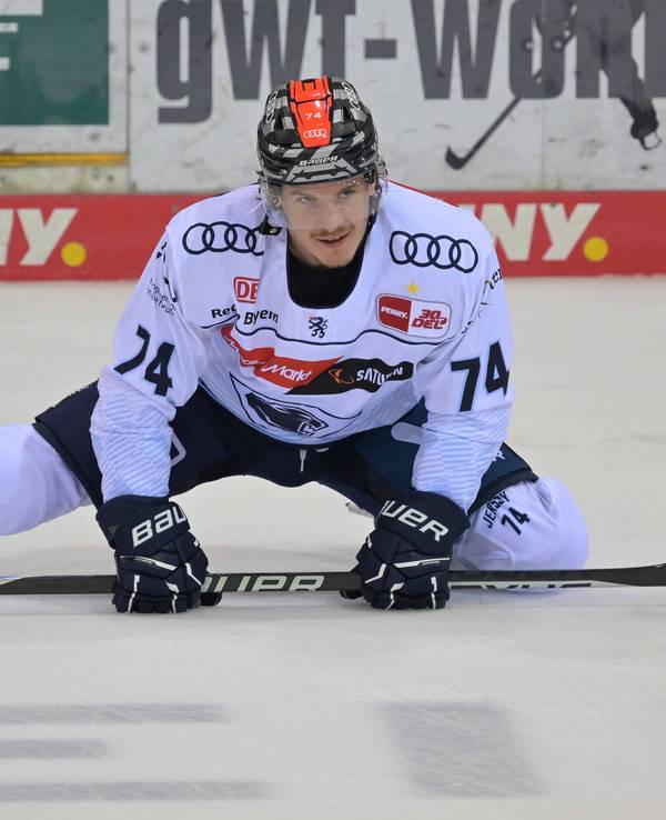 Travis St Denis (ERC Ingolstadt) dehnt sich auf dem Eis.