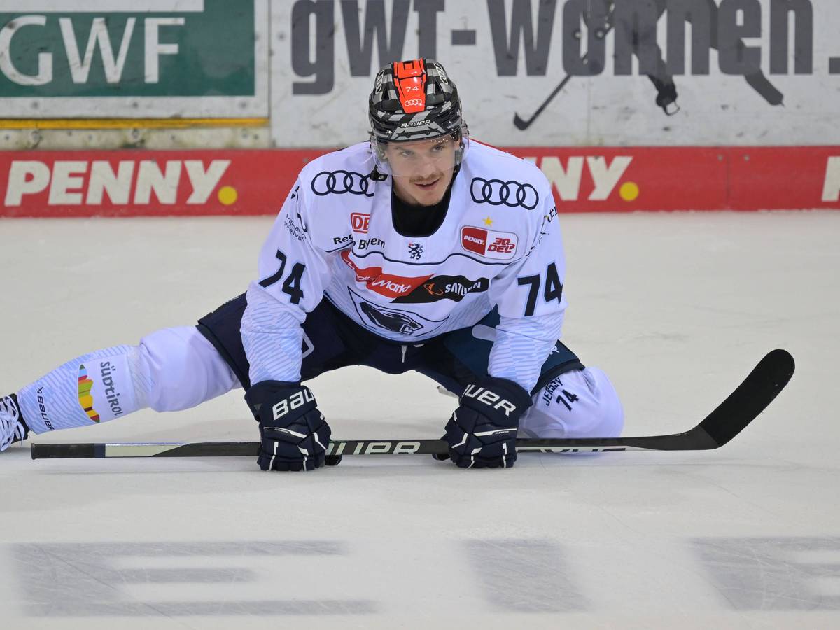 Travis St Denis (ERC Ingolstadt) dehnt sich auf dem Eis.